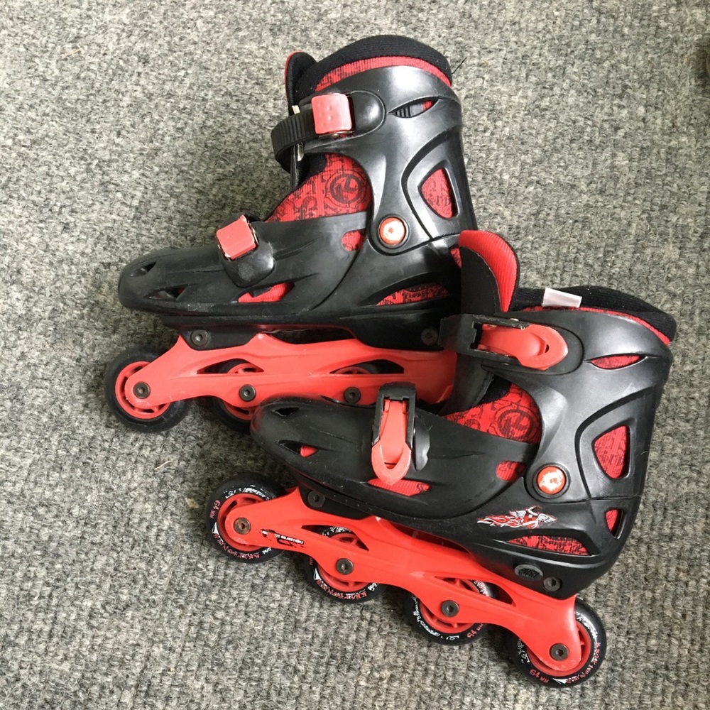 Boys krypton is adjustable size 1-4 good condition